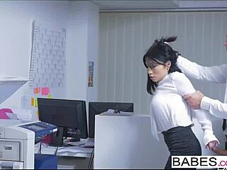 Obsesija v pisarni s suho najstniško tajnico Rino Ellis, izgubljam se nad njenim mokrim drobnim telesom na delu!