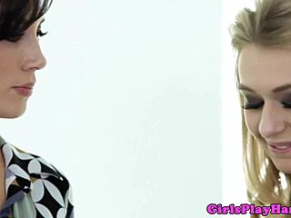 Klassisk lesbe Jelena Jensen elsker leke med dildoer