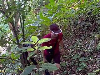 Я завела этого парня с большими сиськами в разврат своей большой жопой, это было так развратно