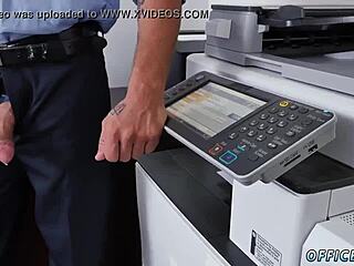 لقاء مثلي لأول مرة في غرفة الملابس