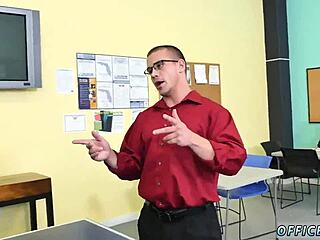 Soyunma odasında ilk gay deneyim