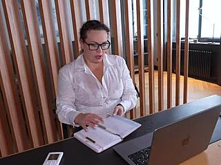 Napalona sekretarka tryska w dzikiej orgii gangbang 😈