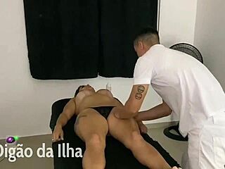 אישה חמה משפריצה בעיסוי ולוקחת גמירה על הפנים, יפהפייה עגלגלה נהנית מכל מגע!