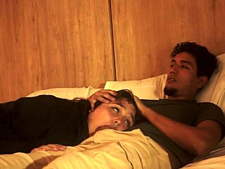 Ο ετεροθαλής αδερφός μου σπρώχνει καυλί στο στοματάκι μου ξαπλωμένη, χωρίς έλεος, το γεμίζει σπέρμα σαν σλούτ