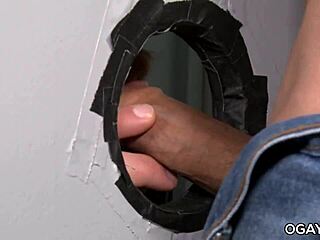 Йо, току-що имах див гей секс през дупка в тоалетната тази вечер