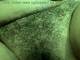 זונה בשלה שערירה מראה לנער בתול את הכוס שלה בחדר מלון זול.