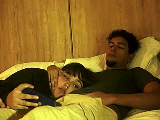 Můj nevlastní bratr mi strčil ptáka do pusy, když jsem ležela, žádná milost na mou malou 18+ pusu, naplnil ji spermatem a zacházel se mnou jako se svou děvkou