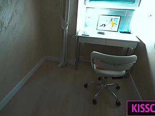 Mostohaanya bugyi nélkül jön haza buliból, mostohafiú dugja meg a közös ágyban, amíg belé nem spriccel