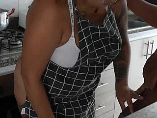 ฉันล่อลวงน้องเลี้ยงในครัวแล้วทุบหีแน่นแรงๆ ตอนที่ 1 เผยแล้ว