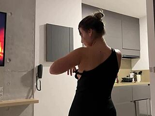 Majhna 18+ pastorka ima divji trenutek s pastorkom