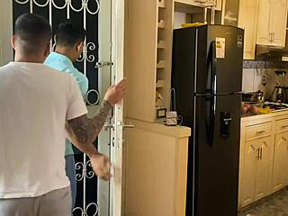 reunion entre amigos termina en orgia anal de chicos gays atleticos