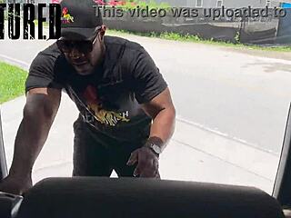 Wendy Raine被Bigtres巨鸡巴俘虏，在跨种族熟女场景中