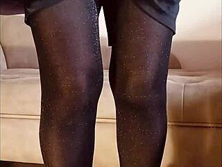 Блестящи найлонови чорапи се намокрят с пикаене по време на соло фетиш сесия. Сурово и нефилтрирано!