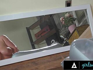 Girlsway Angela White istražuje velike prirodne sise tokom Nuru masaže sa novom klijenticom