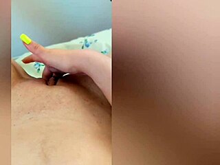 Garota fofa mostra as pernas sexy e depois masturba o buraquinho molhado