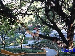 Loirinha peituda dá a buceta pro punheteiro da praça