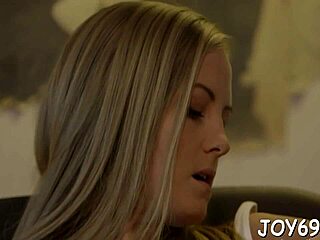 Whoa, this barely legal babe stretches her wet pussy naked with toys solo! 😍