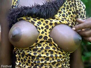 Dua Cewek Suku Afrika Nikmatin Main Sama Kepala Desa di Hutan