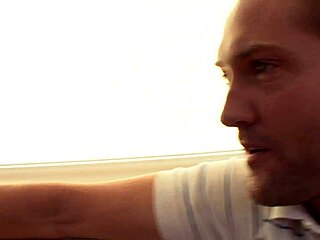 Riley Reid likaisena koulutyttönä voihkii villissä seksissä polvisukissa