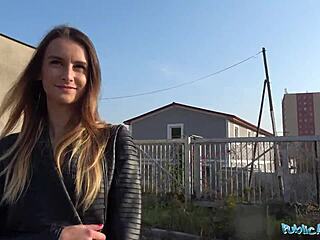 Public Agent: Blondinka brez hlačk trdo jebana v zunanjem POV reality prizoru