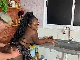 Criada folla al jefe por un aumento, polla cruda en coño mojado