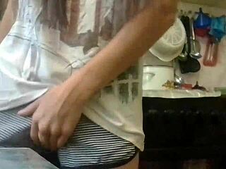 爸妈就在边上为啥厨房自慰？