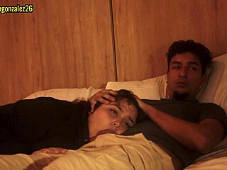 Ser film med steforester, svelger ved et uhell pikken, nesten tatt.