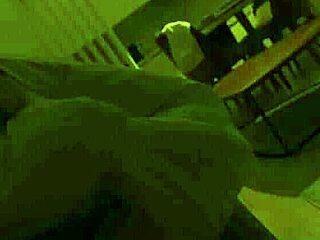 Mama vitregă tânjește după pula fiului vitreg pentru călărie dură la miezul nopții