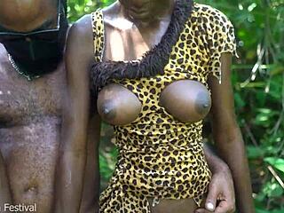 Dve afriški dekleti iz plemena uživata z vaškimi poglavarjem v gozdu