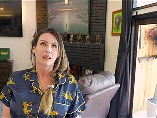 Preživljanje pomladnih počitnic z seksi teto Coco Vandi v spalnici s striptizom, 1. del 😍