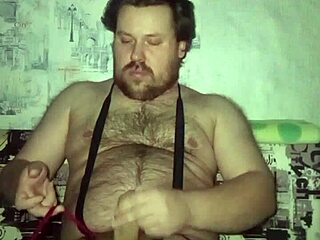 Imádom ezt az orosz meleg srácot, aki maszturbál a nagy tetovált farkával és rázza a golyóit.
