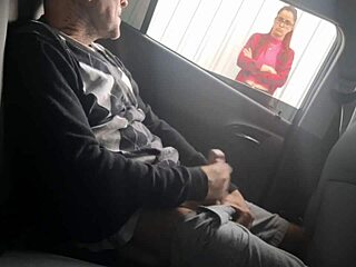 Ριψοκίνδυνο δημόσιο τράβηγμα σε δρόμο για φοιτητή που λάτρεψε το πούτσο μου