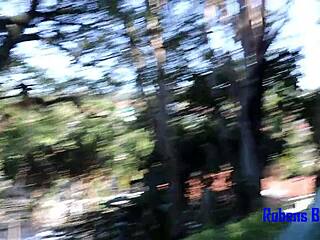 Loirinha peituda dá a buceta pro punheteiro da praça