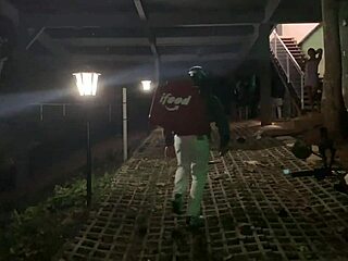 Novinha screws motoboy delivery guy in just panties after getting her order.