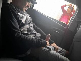 Ριψοκίνδυνο δημόσιο τράβηγμα σε δρόμο για φοιτητή που λάτρεψε το πούτσο μου