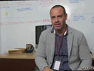 Emo kluk a svalnatý chlap se spojí v gay videu s kalhotkama