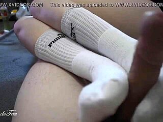 Miley Grey 在长袜里提供性感足交