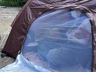 【キャンプ】野外露出キャンプでバレないように声を我慢しながらテント内でフェラチオセックスしちゃう素人女子大生!!