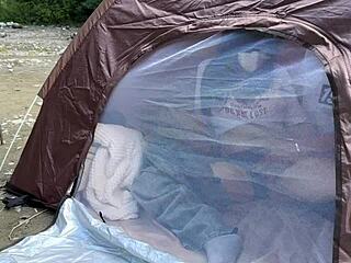 【キャンプ】野外露出キャンプでバレないように声を我慢しながらテント内でフェラチオセックスしちゃう素人女子大生!!