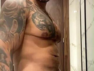 i’m obsessed with viktor rom flexing his big latino muscle!