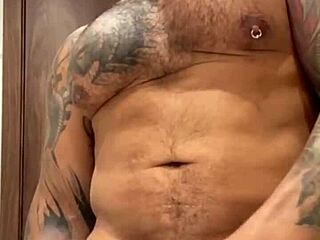 i’m obsessed with viktor rom flexing his big latino muscle!