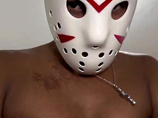 Na Festa De Halloween O Jason Acabou Metendo Leite No Rabo Do Diabinho Safado