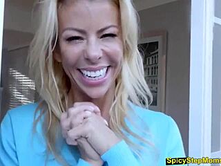 hey, ¿quieres jugar con las tetas enormes de mi madrastra rubia tanto como yo?