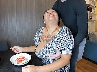 Hei, jatka lypsämistä, imettävä milf, noilla isoilla tisseillä!