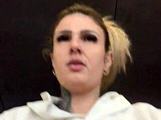 Sapatona Fica com Muito Tesão na Academia Vendo Mulheres e Homens Vendo Sua Camisa Transparente Mostrando os Seus Bicos do Peito Suado e Duro