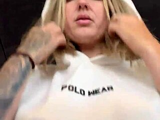 Sapatona Fica com Muito Tesão na Academia Vendo Mulheres e Homens Vendo Sua Camisa Transparente Mostrando os Seus Bicos do Peito Suado e Duro