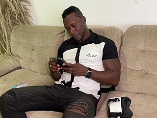 Oye, mira a este negro pollón follarse a dos colombianas espectaculares en VR