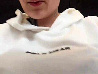 Sapatona Fica com Muito Tesão na Academia Vendo Mulheres e Homens Vendo Sua Camisa Transparente Mostrando os Seus Bicos do Peito Suado e Duro