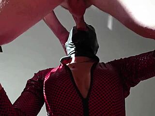 穿着皮革紧身衣的MILF在乳房上射精