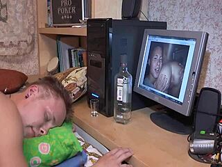 Tatlı hatun yaşlıyla oral sikişip binmek için